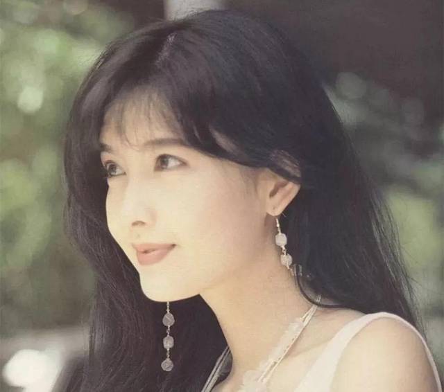 52岁的周慧敏比20岁时更美,歌不但好听,还是个画画高手,被音乐耽误的