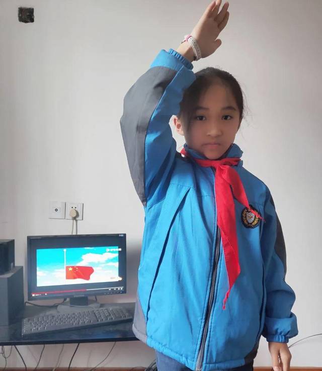【拨云见日 拥抱春天】富巷小学举行网上升旗仪式