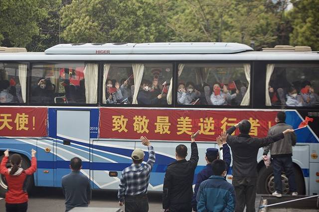 多支国家医疗队今日陆续离鄂 武汉市民为抗疫英雄送行