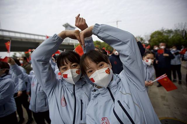 多支国家医疗队今日陆续离鄂 武汉市民为抗疫英雄送行