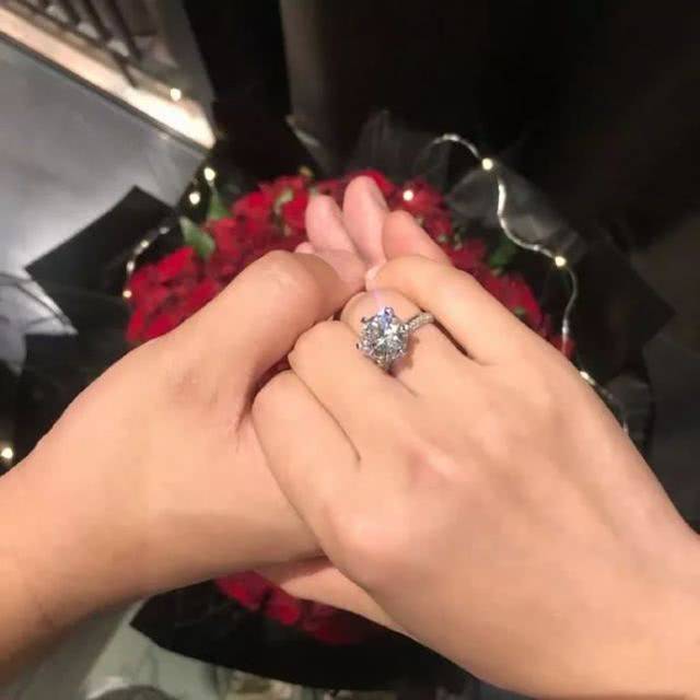随后,2019年的8月18号,何雯娜接受了男友的求婚,看着戴上钻戒的手,不