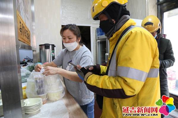 外卖员排队取餐 季芳旭 摄