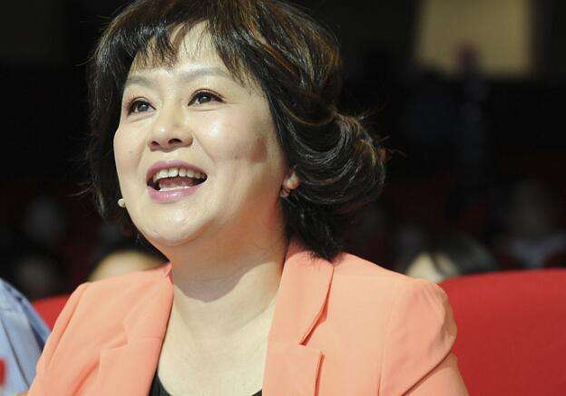 鞠萍带着儿子再嫁人,与二婚丈夫恩爱多年,54岁被嘲像农村大娘