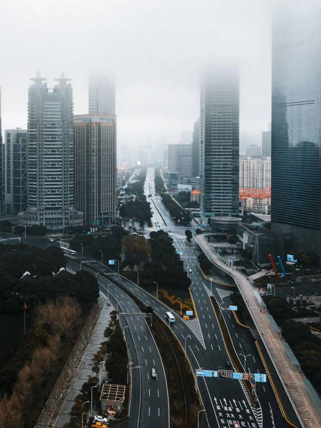 1个月,30张照片,我们记录了2020年的空城上海