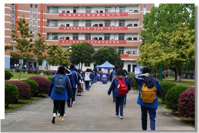 建瓯市一中,二中,三中,七中和芝华中学等5所学校的高三学生回到校园