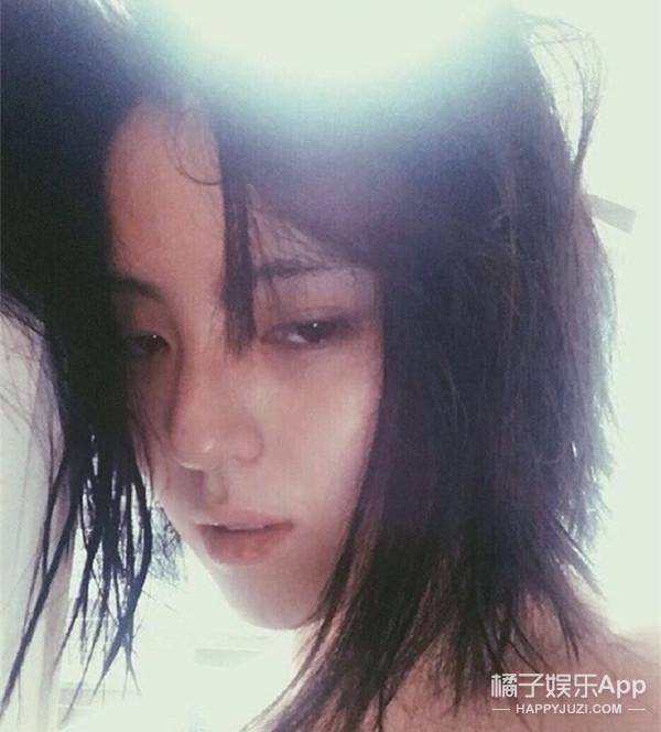未出道时跟现在画风不同 偏颓废美 短发▼