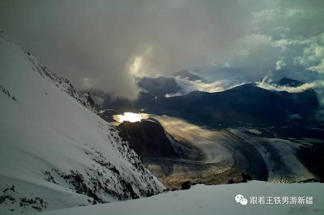 博格达山,坐落在阜康市境内 是天山山脉东段的最高峰 ▼ 博格达峰