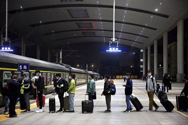 4月8日零时许,从西安开往广州的k81次列车停靠武昌火车站站台,旅客