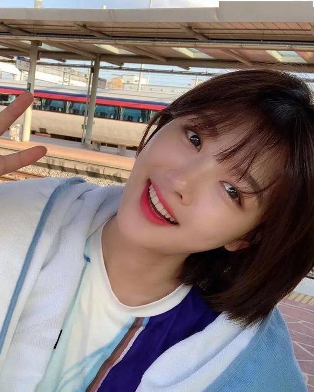 这样一款"初恋头"发型无论是谁换上都是很减龄的,将头发修剪到锁骨