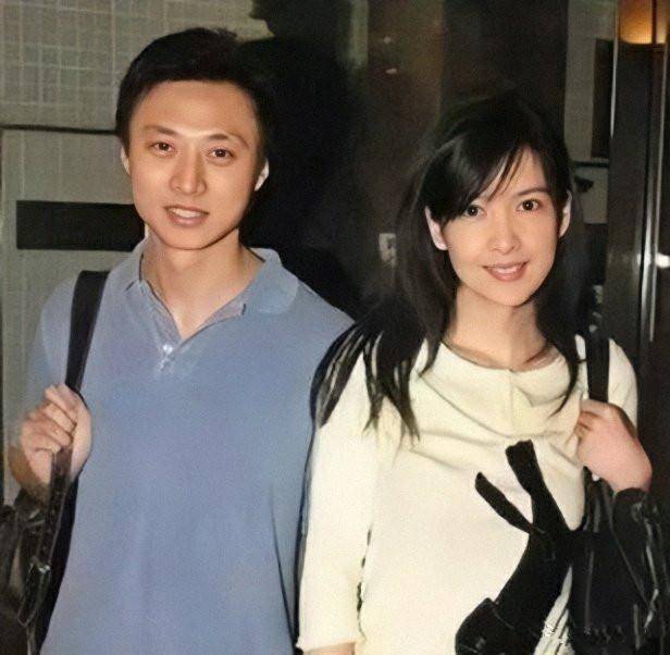 周慧敏55岁老公带辣妹买零食,曾公开激吻大学生,放荡不羁不改