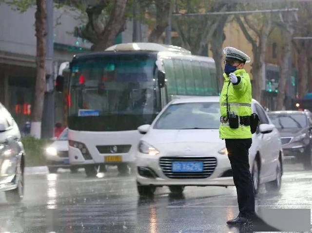 保畅通促安全!山东交警雨中执勤尽职责,坚守岗位保平安!