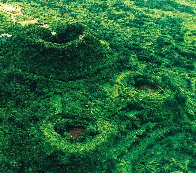 海口火山群世界地质公园 黑色大地被绿树覆盖 很少人知道海口有神奇的