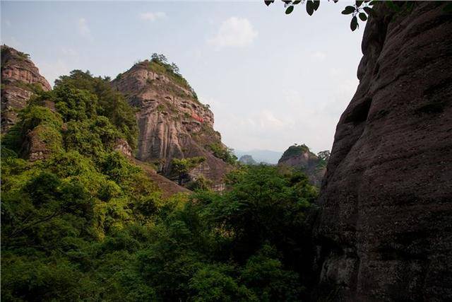 千万年的雨水冲刷,风化,造就了冠豸山奇景.