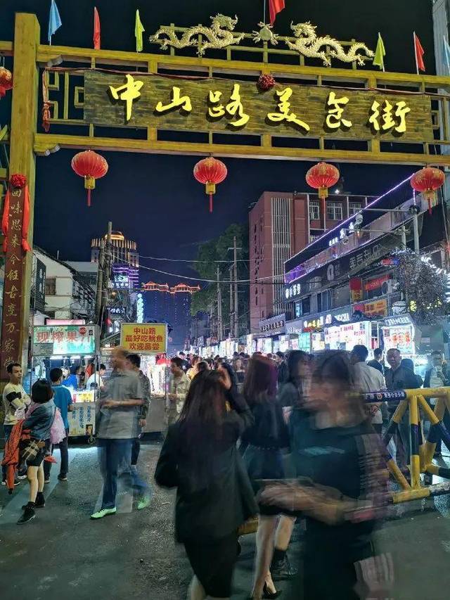 中山路,就是南宁夜市的老友味 中山路等美食街回来了 南宁的夜晚真正