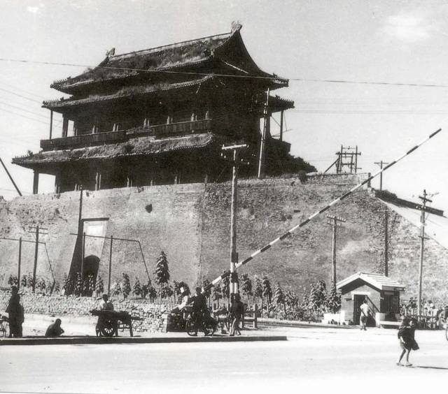 之处,《北京的城门与城墙》的作者瑞典人喜仁龙称朝阳门城楼结构普通