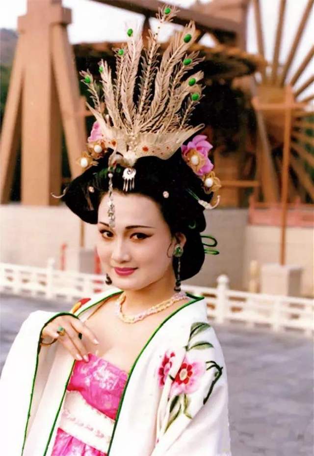 四大美人的扮演者,陈红的貂蝉,蒋勤勤的西施,都是难以
