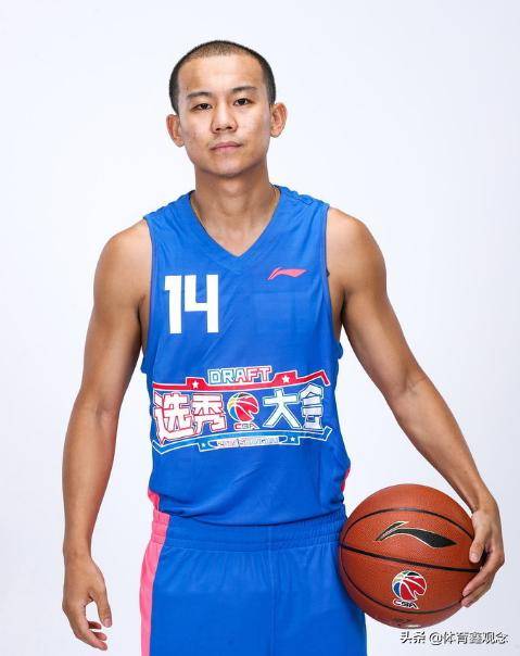 连续3年选秀失败,29岁的曹芳早已无缘cba,他确实不适合职业赛场