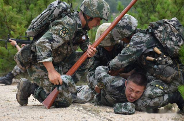 防枪捕俘:闪步格挡,冲拳卸枪,左推右跘,擒手于后背