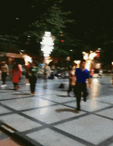 搞笑gif趣图:妹子真会找地方坐!这下尴尬了吧