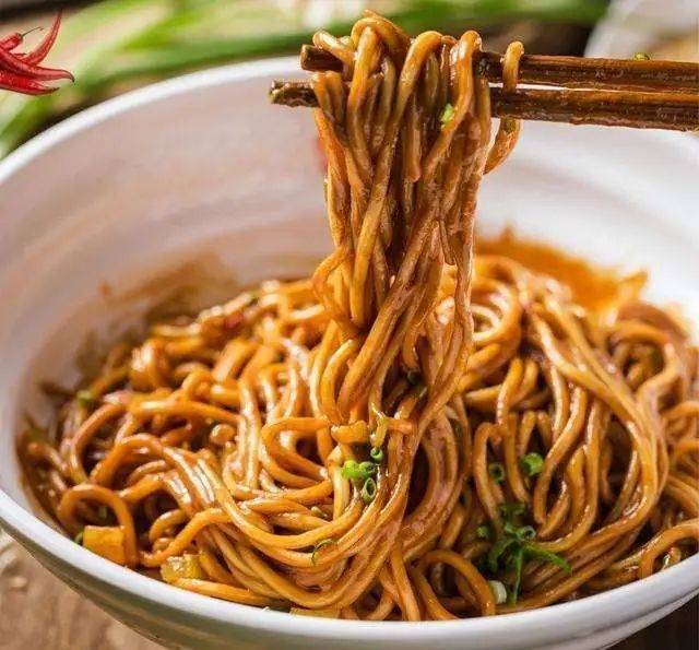 热干面的英文翻译是hot dry noodles?武汉人民笑了!