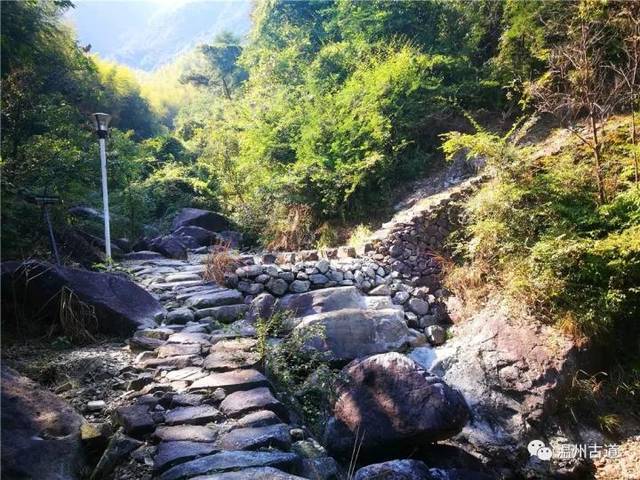 温州石垟岭古道,门槛山若嶂屏立,龙娘山尖高耸,风景如画