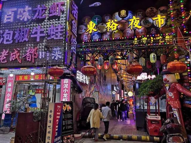 鄞州的东裕夜市就是这样的存在.