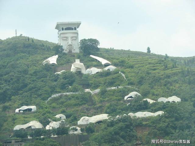 为了呼应"鬼城"的名号,丰都建起了鬼城名山风景区和鬼王石刻风景区.