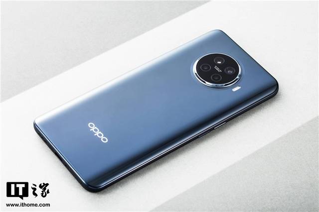 在背面设计上,oppo ace2摄像头模块采用了圆形四摄设计,后置4800万四