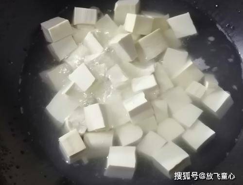 6,烧一锅热水,水沸腾后放入豆腐块,焯烫后,捞出待用