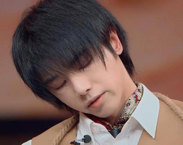 华晨宇被一把按进水里,被水冲掉脸上妆容,看清素颜:真