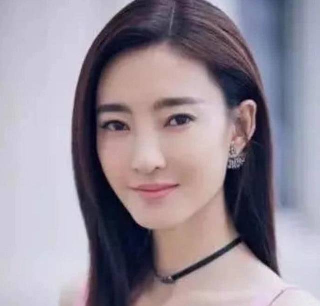 王丽坤是出了名的素颜女神,她拥有一张美丽的东方女人面孔,棱角分明