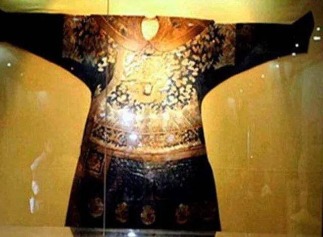14年前石景山出土龙袍干尸,主人是谁众说纷纭!网友:名字倒过来