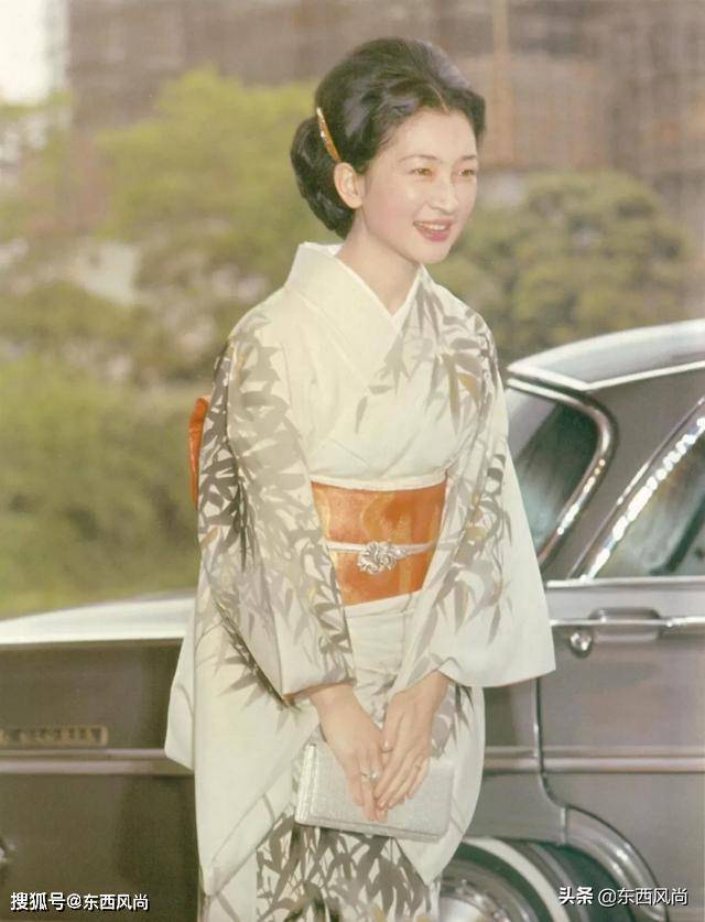 美智子被称为"日本平民皇后第一人",典型的和服美人,柔美温婉