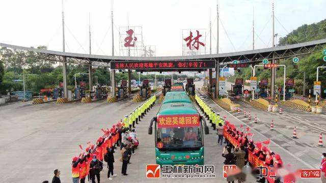 家属和市民就守在高速公路玉林北出口和沿途欢迎我们的英雄.