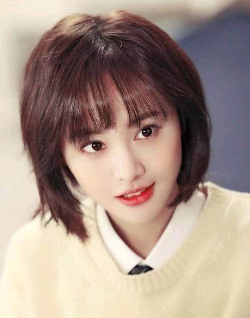原创同样剪了短发,郑爽甜美可爱,蒋欣却很尴尬