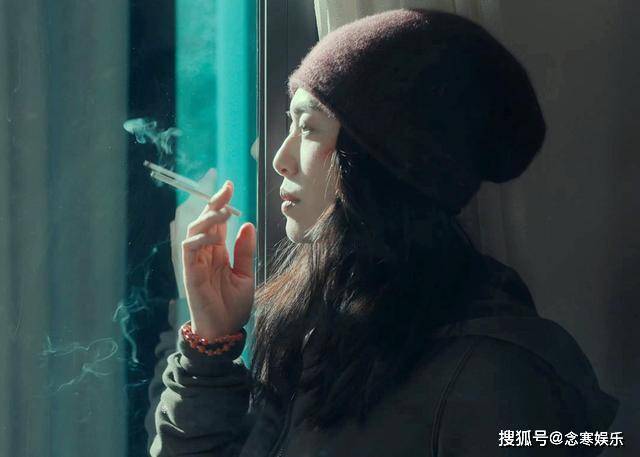 姚晨在室内聚餐抽烟,未遭到类似王源舆论谴责,只因粉丝群体不同