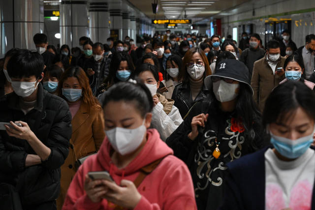 2020年3月17日,上海人民广场地铁站,人流开始多了起来.