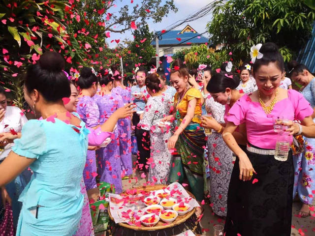有趣的傣族婚俗:至今女娶男嫁,男方必须上门三年_手机搜狐网