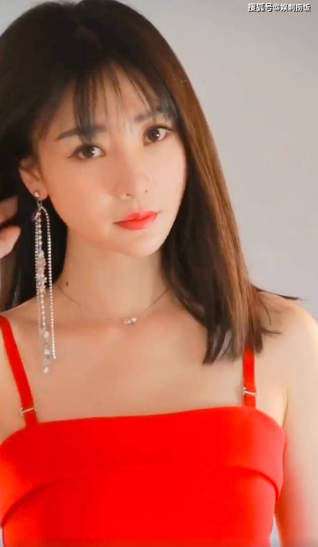 徐贤单飞后美多了,薄荷绿裙装美得像初恋,28岁更有女人味