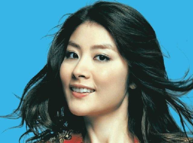 46岁陈慧琳近照被扒,穿着随意气场强大,素颜美过18岁少女