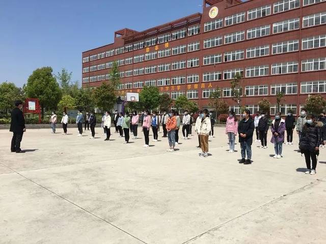 平桥区城阳城中心校开学第一天:齐心协力,为孩子们打造一片净土