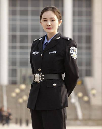 穿警服美成"警花", 却被王鸥生图碾压