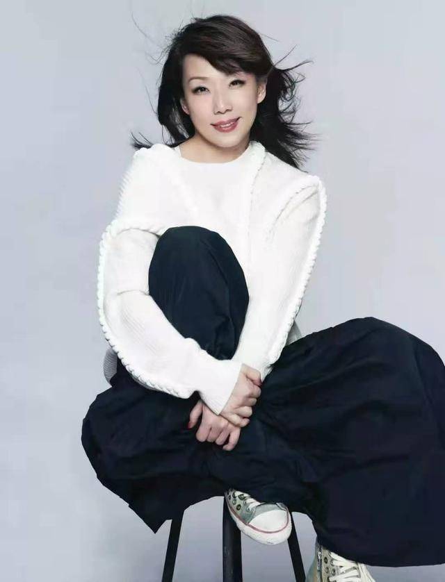 54岁林忆莲可谓风韵犹存,白皙的皮肤更是令人女人嫉妒
