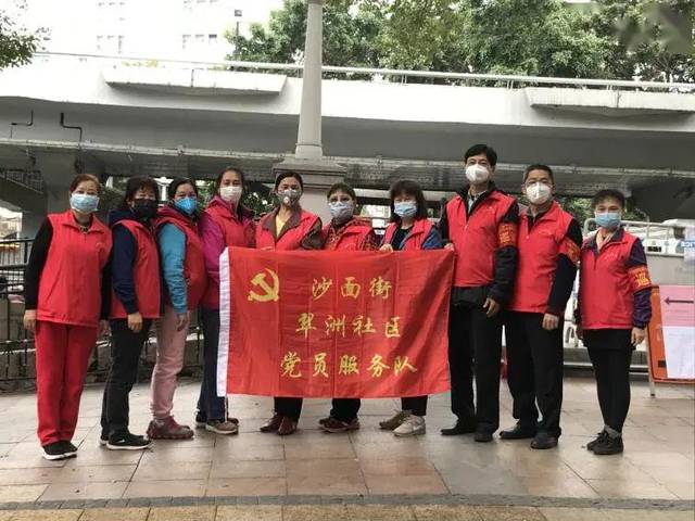 人员仍在加班加点地对区数据局下发的翠洲社区穗康码登记信息进行核对