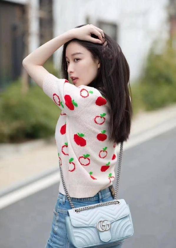 倪妮的穿搭好养眼,针织衫牛仔裤穿搭大长腿让人羡慕,甜美风十足