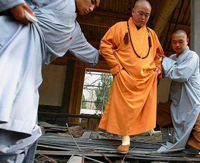 为守住门票利润,少林寺在庙门口自己加装了检票装置,派僧人二次验票.