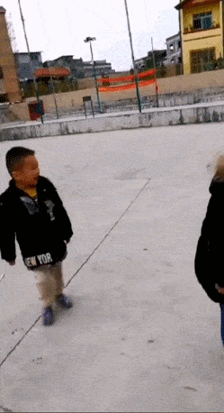 小女孩的胆子,可真是大呦