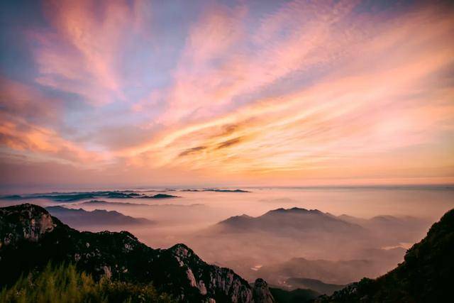 抵达终点,看泰山日出光芒万丈,观云海玉盘,晚霞夕照,赏封禅大典千古