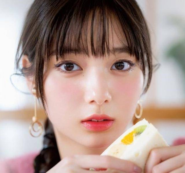 治愈系女星新川优爱甜到让人想恋爱,她的恋爱系妆容两步能达成