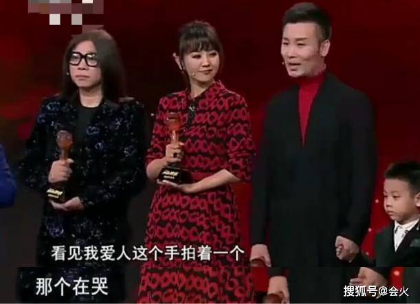 歌唱家刘和刚豪宅曝光,二层楼还自带院子,爸爸却在小区看大门?